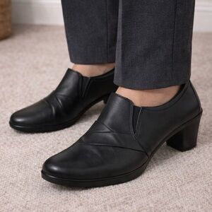 Clarks Black Leather Slip-On Comfort Heels Loafers Office Work Shoes Size 8.5